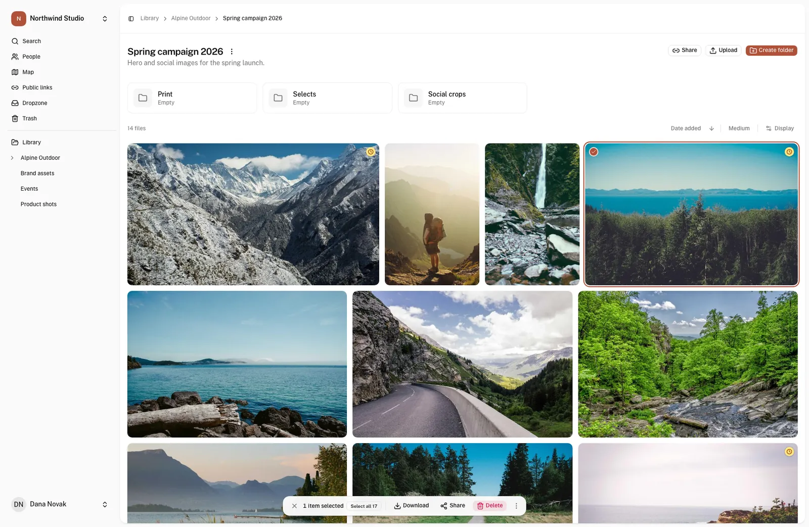 Knjižnica OLO z odprto mapo kampanje: tri podmape, štirinajst fotografij in oznaka ure na fotografijah, katerih licenca kmalu poteče.